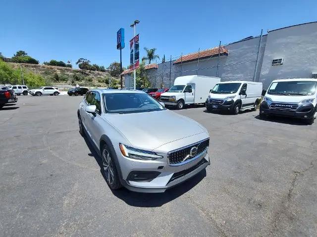 2025 Volvo V60 Cross Country Plus, B5 AWD Gas (mild hybrid)