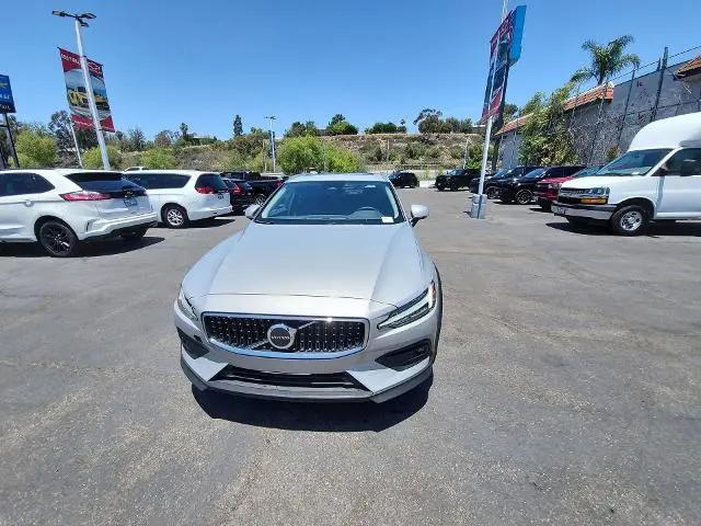 2025 Volvo V60 Cross Country Plus, B5 AWD Gas (mild hybrid)