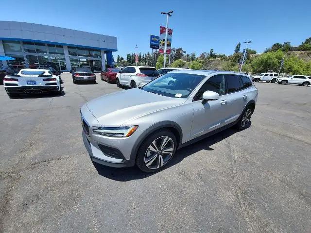 2025 Volvo V60 Cross Country Plus, B5 AWD Gas (mild hybrid)