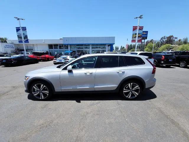 2025 Volvo V60 Cross Country Plus, B5 AWD Gas (mild hybrid)