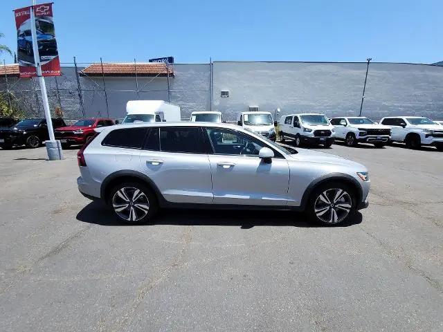 2025 Volvo V60 Cross Country Plus, B5 AWD Gas (mild hybrid)