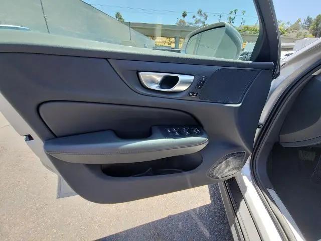 2025 Volvo V60 Cross Country Plus, B5 AWD Gas (mild hybrid)