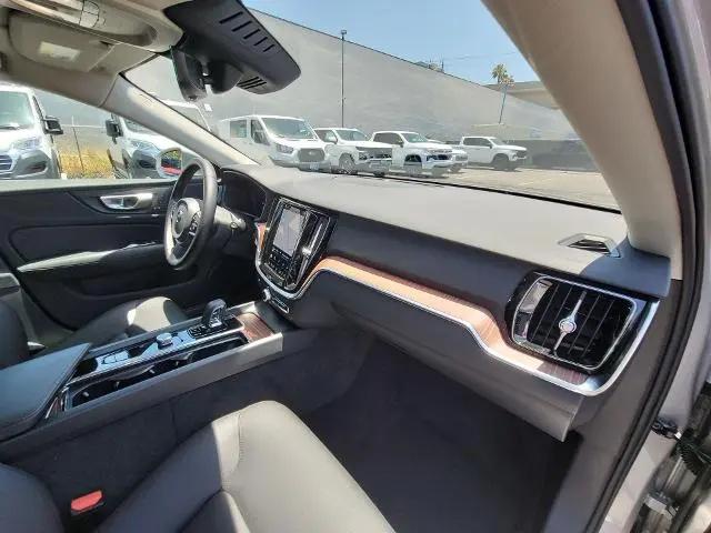 2025 Volvo V60 Cross Country Plus, B5 AWD Gas (mild hybrid)