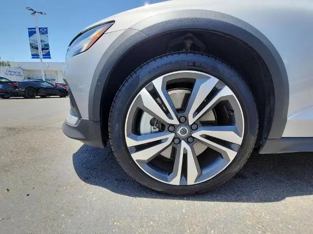 2025 Volvo V60 Cross Country Plus, B5 AWD Gas (mild hybrid)