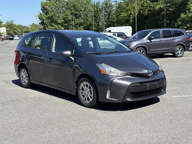 2015 Toyota Prius v Three's photo
