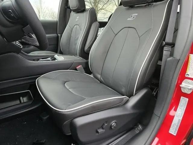 2025 Chrysler Pacifica Hybrid Premiuim S Appearance Package