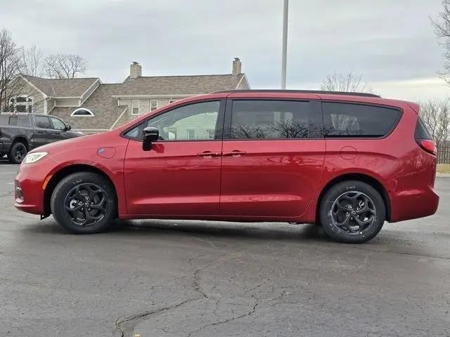 2025 Chrysler Pacifica Hybrid Premiuim S Appearance Package