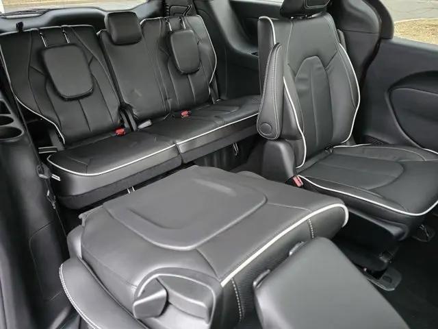 2025 Chrysler Pacifica Hybrid Premiuim S Appearance Package
