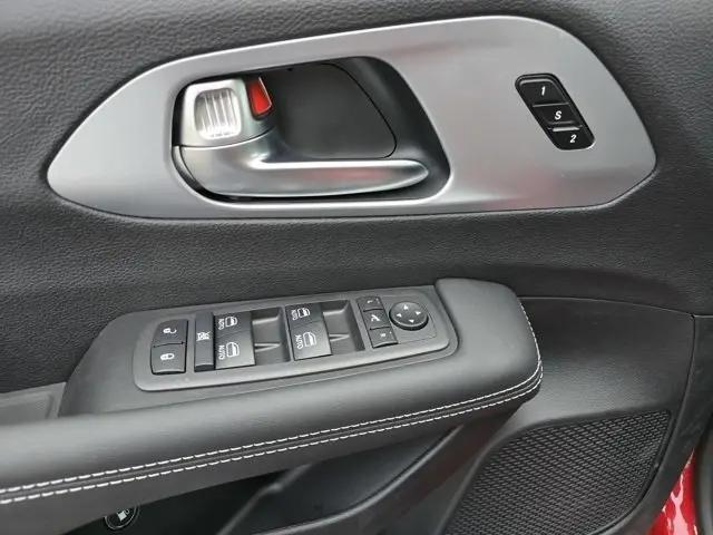 2025 Chrysler Pacifica Hybrid Premiuim S Appearance Package
