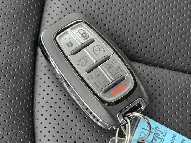 2025 Chrysler Pacifica Hybrid Premiuim S Appearance Package