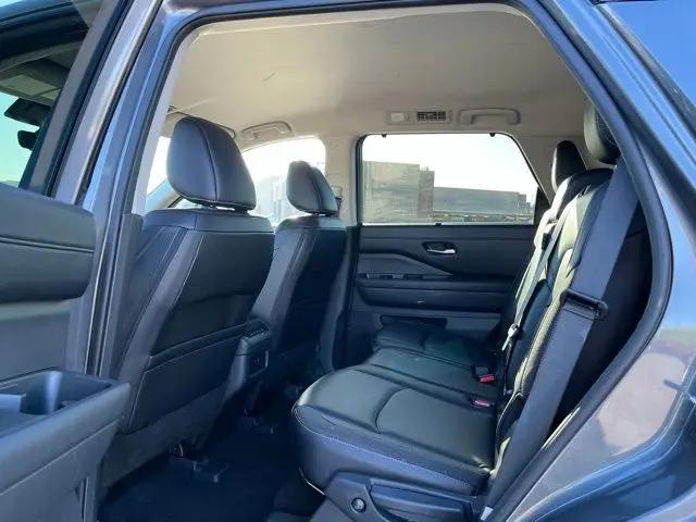 2024 Nissan Pathfinder SL FWD