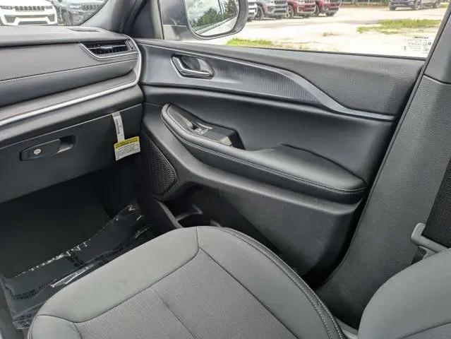 2026 Jeep Grand Cherokee L Laredo 4x2