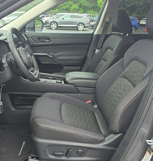 2025 Nissan Pathfinder SV 4WD