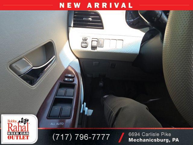2014 Toyota Sienna XLE V6 8 Passenger