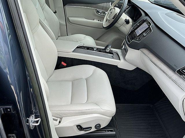 2023 Volvo XC90 Recharge T8 Plus Dark Theme 7-Seater