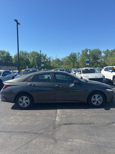 2024 Hyundai Elantra SE