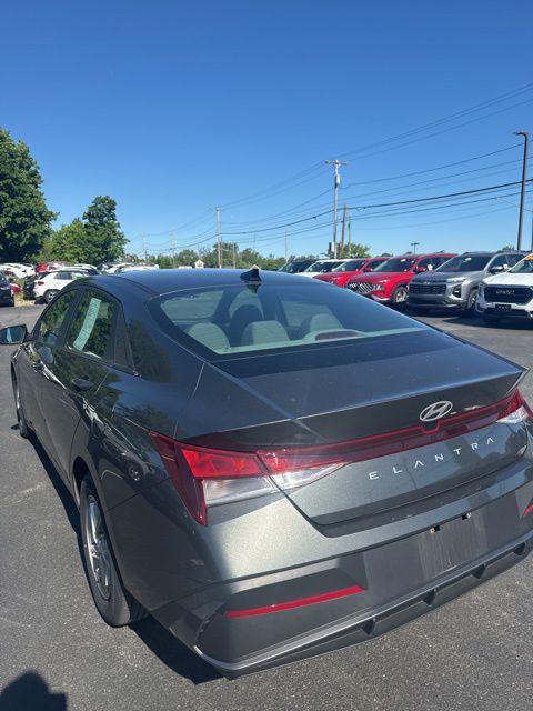2024 Hyundai Elantra SE