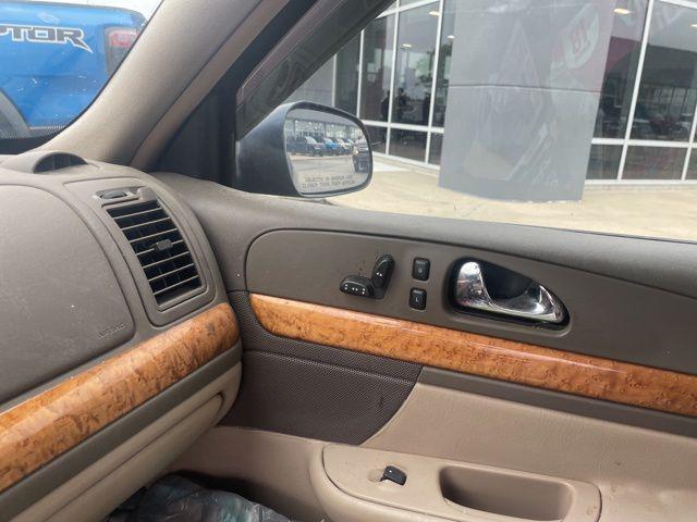 2002 Lincoln Continental Base