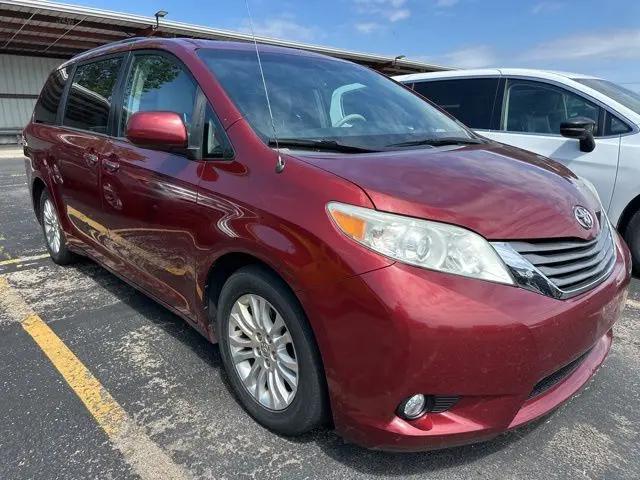 2014 Toyota Sienna XLE V6 8 Passenger