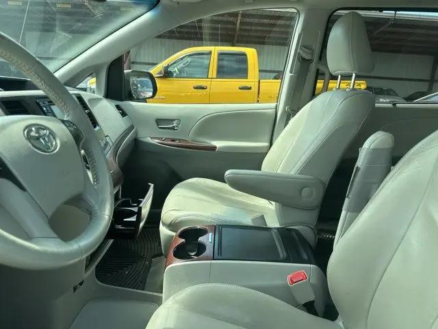 2014 Toyota Sienna XLE V6 8 Passenger