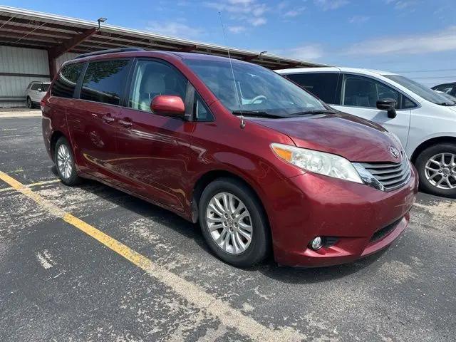 2014 Toyota Sienna XLE V6 8 Passenger