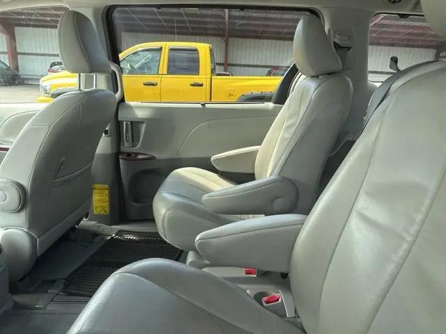 2014 Toyota Sienna XLE V6 8 Passenger