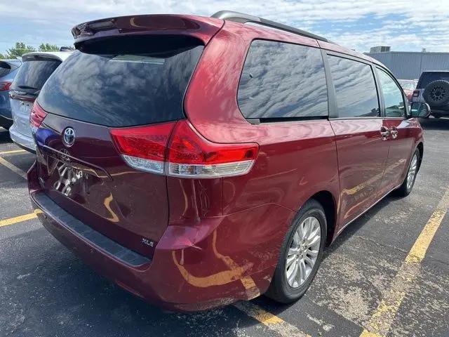 2014 Toyota Sienna XLE V6 8 Passenger