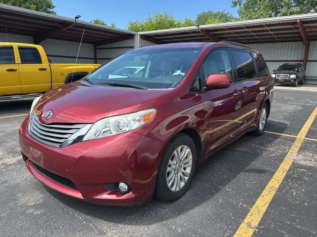 2014 Toyota Sienna XLE V6 8 Passenger
