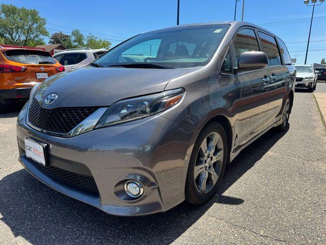 2015 Toyota Sienna SE 8 Passenger