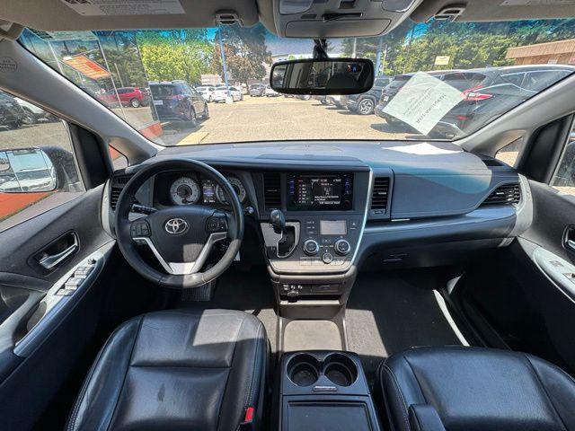2015 Toyota Sienna SE 8 Passenger