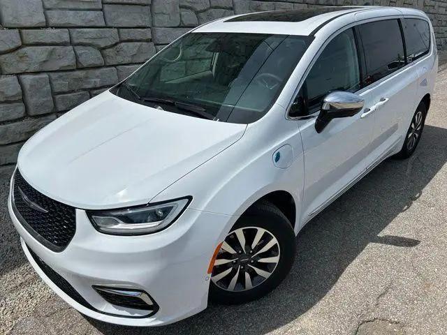 2023 Chrysler Pacifica Hybrid Limited for sale in Kent, OH