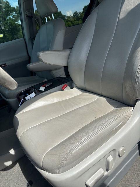 2013 Toyota Sienna XLE V6 8 Passenger