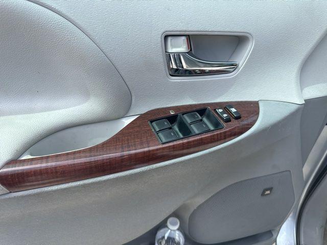 2013 Toyota Sienna XLE V6 8 Passenger