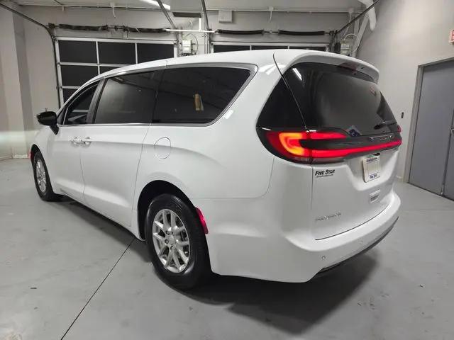 2027 Chrysler Pacifica Select