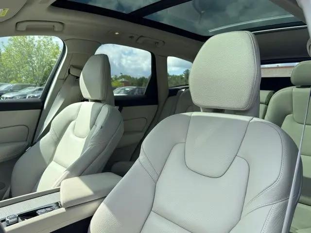 2024 Volvo XC60 B5 Plus Dark Theme