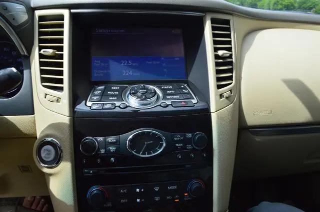 2015 INFINITI QX70 Standard