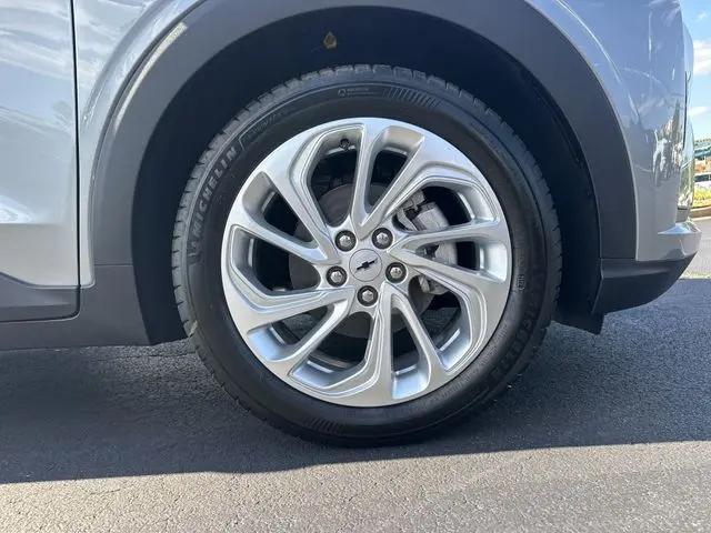 2027 Chevrolet Bolt LT FWD