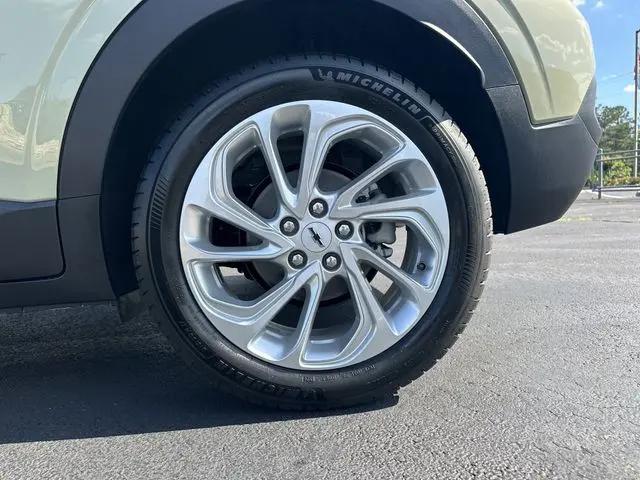 2027 Chevrolet Bolt LT FWD