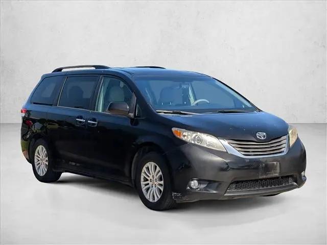 2013 Toyota Sienna XLE V6 8 Passenger