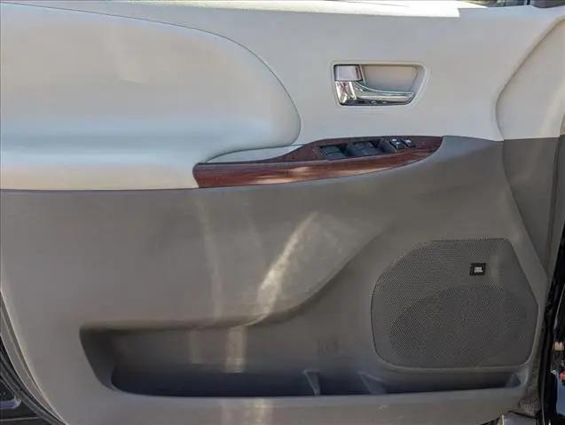 2013 Toyota Sienna XLE V6 8 Passenger