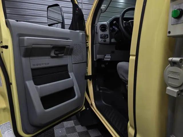 2022 Ford E-450 Cutaway Base
