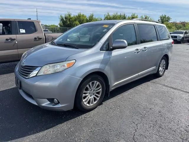 2013 Toyota Sienna XLE V6 8 Passenger