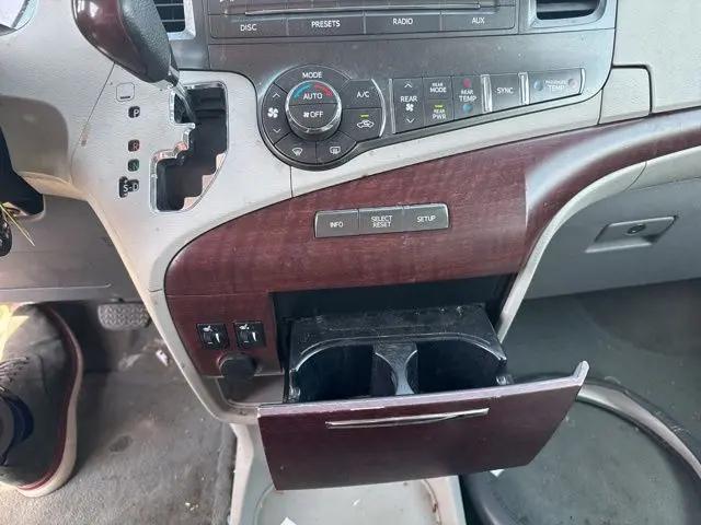 2013 Toyota Sienna XLE V6 8 Passenger