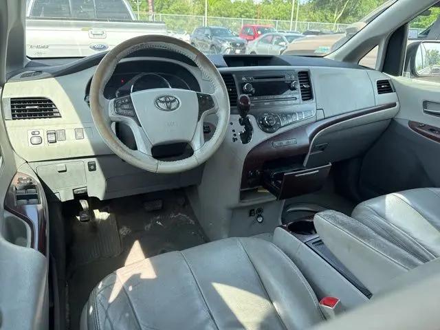 2013 Toyota Sienna XLE V6 8 Passenger