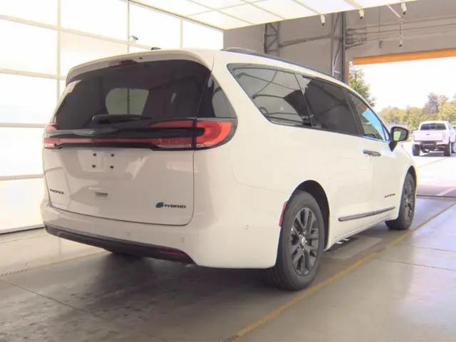 2024 Chrysler Pacifica Hybrid Road Tripper