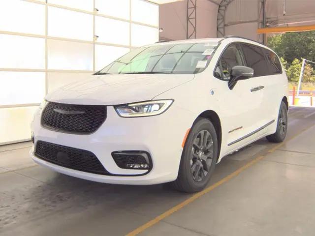 2024 Chrysler Pacifica Hybrid Road Tripper