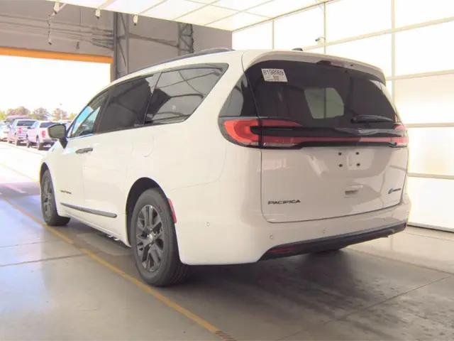 2024 Chrysler Pacifica Hybrid Road Tripper