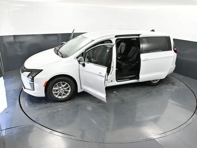 2027 Chrysler Pacifica Select