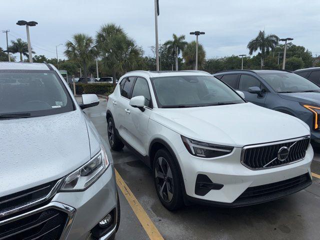 2025 Volvo XC40 B5 Plus Bright Theme
