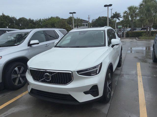 2025 Volvo XC40 B5 Plus Bright Theme